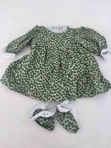 Fits American Girl Bitty Baby Zwillinge grünes Kleid mit rosa & weißen Blumen & Stiefeletten - Bild 1 von 4