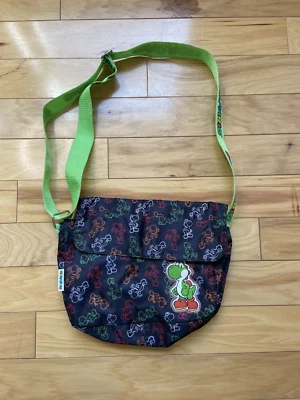 Bolso Bandolera Mensajero Nintendo Super Mario Bros Yoshii Negro y Verde Nylon Foto 1 de 4