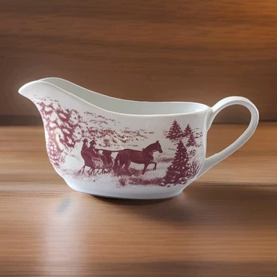 Gibson Gravy Boat - Colección Winter Village Rojo y Blanco - Trineo Caballo Nieve 16oz Foto 1 de 4