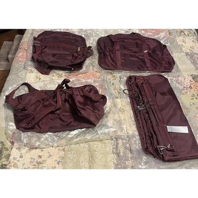 De colección PIERRE CARDIN Borgoña Lona 4 Piezas con Bolsa de Ropa Equipaje con Llaves Foto 1 de 4