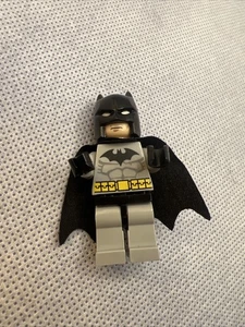 LEGO DC Super Heroes Batman Minifigur mit Umhang - Bild 1 von 3