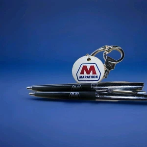 Vintage Marathon Oil Comany 2 Stifte & Schlüsselanhänger Werbung - Bild 1 von 3