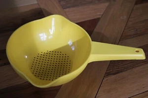 Tupperware 1 qt Yellow Strainer #1200-7 - Picture 1 of 10