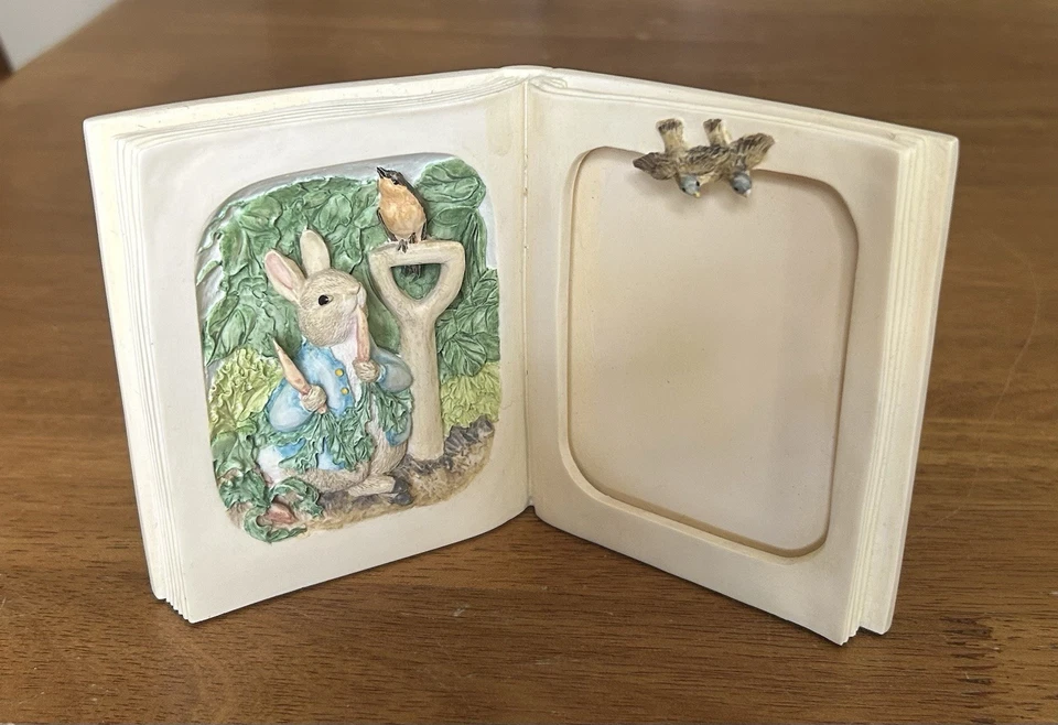 Moldura para fotos livro 3D “The Tale Of Peter Rabbit” Beatrix Potter berçário Enesco - Imagem 1 de 4
