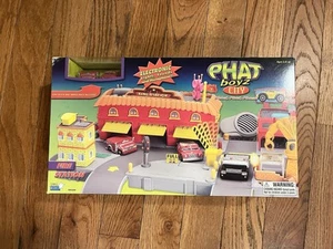 Phat Boyz City Feuerwache Spielset 2 Autos Neu Vintage Y2K 2003 Spielzeug Toys RAR - Bild 1 von 2