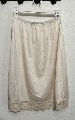 De Colección Lorena Nylon Medio Slip Falda Marfil Encaje Dobladillo 21” Hecha en EE. UU. Para Mujer Mediana Foto 1 de 4