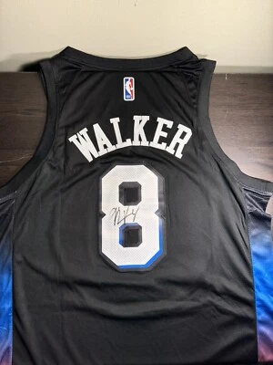 Camiseta deportiva autografiada por Kemba Walker de los New York Knicks Foto 1 de 3