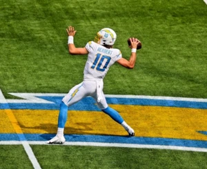 Justin Herbert Los Angeles Chargers UNSIGNED 8X10 Photo (B) - Picture 1 of 1