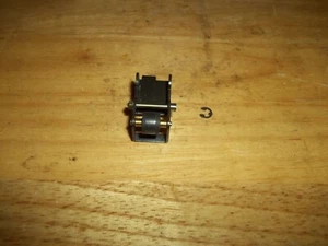 Rodillo de pellizco de cubierta de casete Teac modelo C-2 lado derecho - Imagen 1 de 3