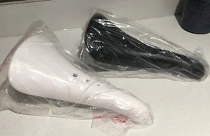 1 x Asiento de sillín VELO BMX Taiwán NUEVO SELLADO con ABRAZADERA vieja escuela negro blanco duro - Imagen 1 de 5