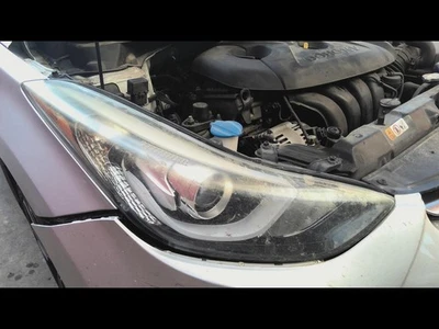 Conjunto de faros derechos usados se adapta a: proyector Hyundai Elantra Cpe 2015 R. Derecho Foto 1 de 4