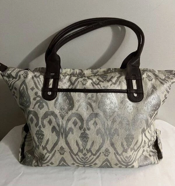 BOLSO DE MANO STELLA & DOT LA TOTALE DESGASTADO METÁLICO Y BEIGE LONA IKAT Foto 1 de 1