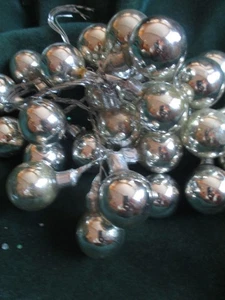 Menge: 30 Vintage glänzende SILBER Glaskugel Weihnachtsschmuck Blumenstiel Plektren 1" - Bild 1 von 4