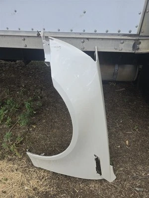 2008 - 2012 凯迪拉克 CTS 前左球杆侧挡泥板白色二手原始设备制造商 — 第 1/4 张图片