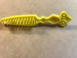 VINTAGE ORIGINAL BARBIE BEAUTY PET DOG YELLOW COMB BRUSH MATTEL TAIWAN 1979 - Picture 1 of 2