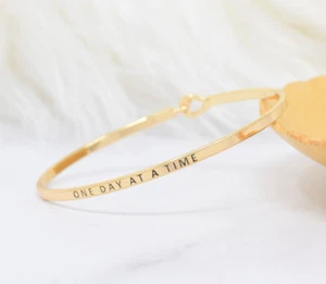 ONE DAY AT A TIME | Inspirierte Botschaft Gravur Einfacher Armreif | GOLD1 - Bild 1 von 9