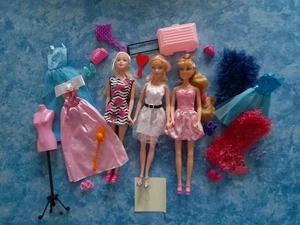 Barbie Puppen + Kleider + Schuhe und Zubehör Konvolut Top Zustand Konvolut - Bild 1 von 9
