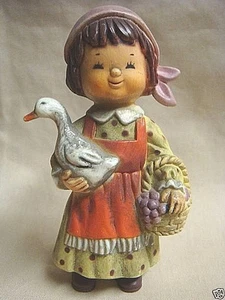 SEHR ALTES präzisionsgeformter Kunststoff SLAWISCHES MÄDCHEN mit Gans & TRAUBENKORB - Bild 1 von 8