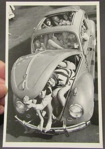 Menschen vollgestopft in Volkswagen, 4" x 6" Kunst Postkarte - Bild 1 von 2