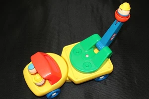 Vintage Little Tikes crane/cherry picker 1985 with three figurines - Picture 1 of 7