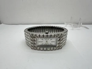 Reloj DKNY de acero inoxidable NY3651 PARA MUJER rectangular; cristales alrededor esfera y correa - Imagen 1 de 8