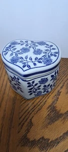 Plato de baratija corazón azul y blanco con tapa - Imagen 1 de 8