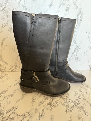 Stivali alti Ugg Rosen in pelle foderati in sherpa neri taglia 7 da donna