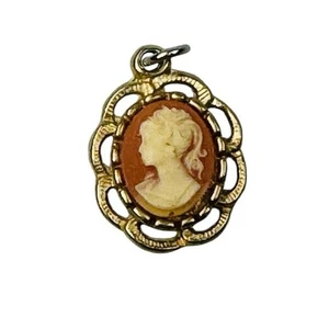 Vintage goldfarbener kleiner ovaler Kamee Anhänger unsigniert - Bild 1 von 3