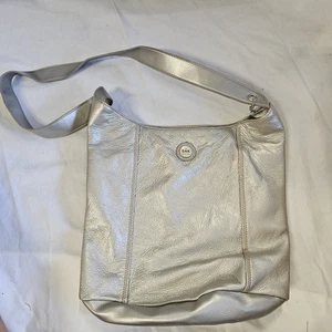 Bolso de hombro The Sak de cuero metálico plateado - Imagen 1 de 3
