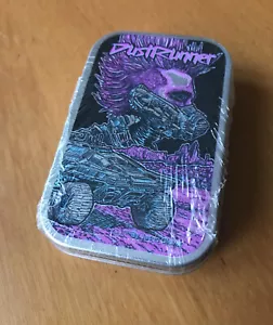 DUSTRUNNER - Grey Gnome Games (Tin Series) - NEW SEALED - NUOVO SIGILLATO - Foto 1 di 3