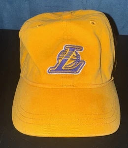 Cappello Los Angeles Lakers Giallo Cinghia Regolabile NBA Elevation - Cappello Piccolo Giovanile - Foto 1 di 6