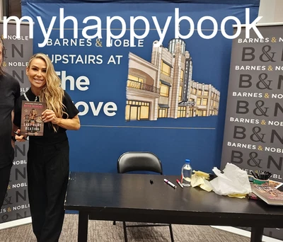 SIGNED Last Hart Beating : From the Dungeon to WWE by Nattie Neidhart, Hart, new Foto 1 de 4