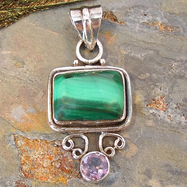Colgante de piedras preciosas hechas a mano de plata de ley con malaquita y 1 quilate de amatista único en su clase Foto 1 de 4