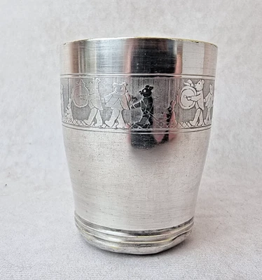 Timbale Ancienne en Métal Argenté – Décor Gravé Souris Musiciennes - Photo 1/4