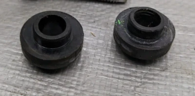 90-93 Mazda Miata MX5 OEM Aislador de riel de combustible Dist. Juego de 2 espaciadores B675-13-158 Foto 1 de 2