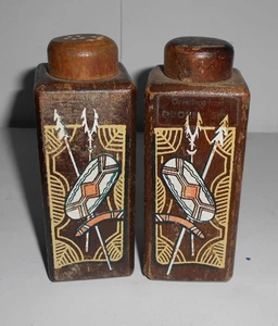 VINTAGE AUSTRALIAN ABORIGINAL STYLE DESIGN TIMBER SALT AND PEPPER SHAKERS - Foto 1 di 2