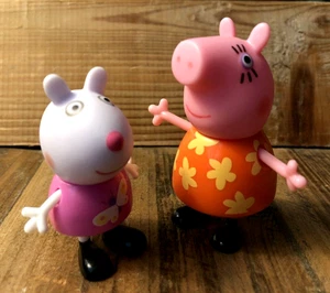2 Peppa Pig Figuren Freizeitpark UK Exclusive & Little Bunny Cake Topper 2003 - Bild 1 von 11