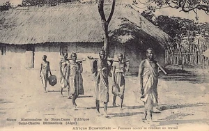 British East Africa - Women going to work - Publ. Missionary sisters of Our Lady - Picture 1 of 2