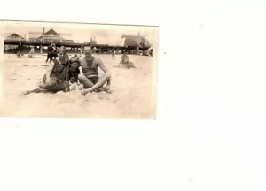 Foto antigua de niño con familia en la playa 1928 (k - Imagen 1 de 1