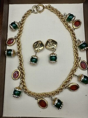 Juego de collar y pendientes Chanel vintage 1971/81 Gripoix verde/rojo con dije Foto 1 de 4