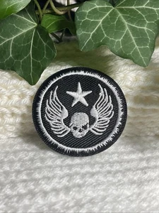 Bestickter schwarz-weißer Totenkopf mit Flügeln Bügelbild Patch - Bild 1 von 3