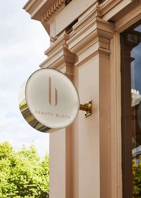 Letrero de hoja personalizado - logotipo de metal retroiluminado, escaparate exterior, decoración de negocios de salón Foto 1 de 4