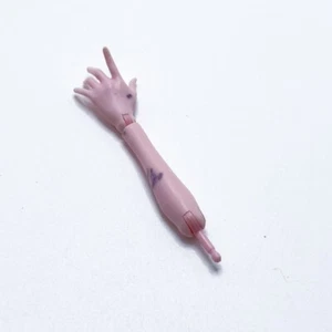 Draculaura G1 Monster High Puppe linker Arm Hand zeigt Finger (lesen) 🟠 - Bild 1 von 4
