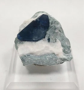 Benitoit mit Natrolit auf Matrix, Benitoit Edelsteinmine, San Benito Co., CA #bn186 - Bild 1 von 5