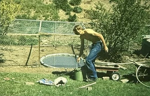 Diapositiva fotográfica vintage 1974 hombre en patio trasero - Imagen 1 de 2