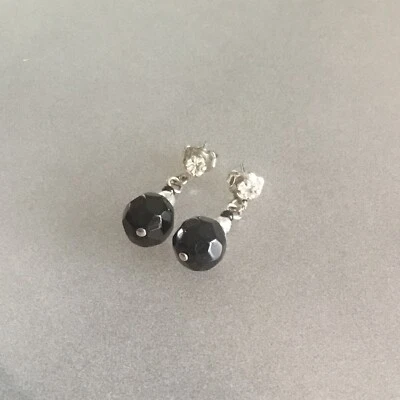 Pendientes colgantes Avon con cuentas facetadas de vidrio negro con pedrería Foto 1 de 4