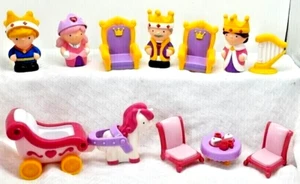 Chad Valley Tots Town - 12 pezzi mobili/accessori Re/Regina/Principe/Principessa - Foto 1 di 9