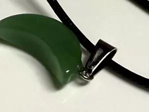 Pendant Natural Stone Leather Cord Strap Green Crescent Moon Necklace 3.43g - Picture 1 of 4