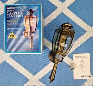 Wickes ' Brass Carriage Lantern Passive Infra Red ' Outdoor Wall Mount New *** - Picture 1 of 9