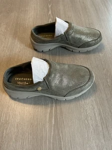 Martha Stewart x Skechers Relaxed Fit Vegan Clogs Easy Going Olivgrün Gr. 10 - Bild 1 von 9